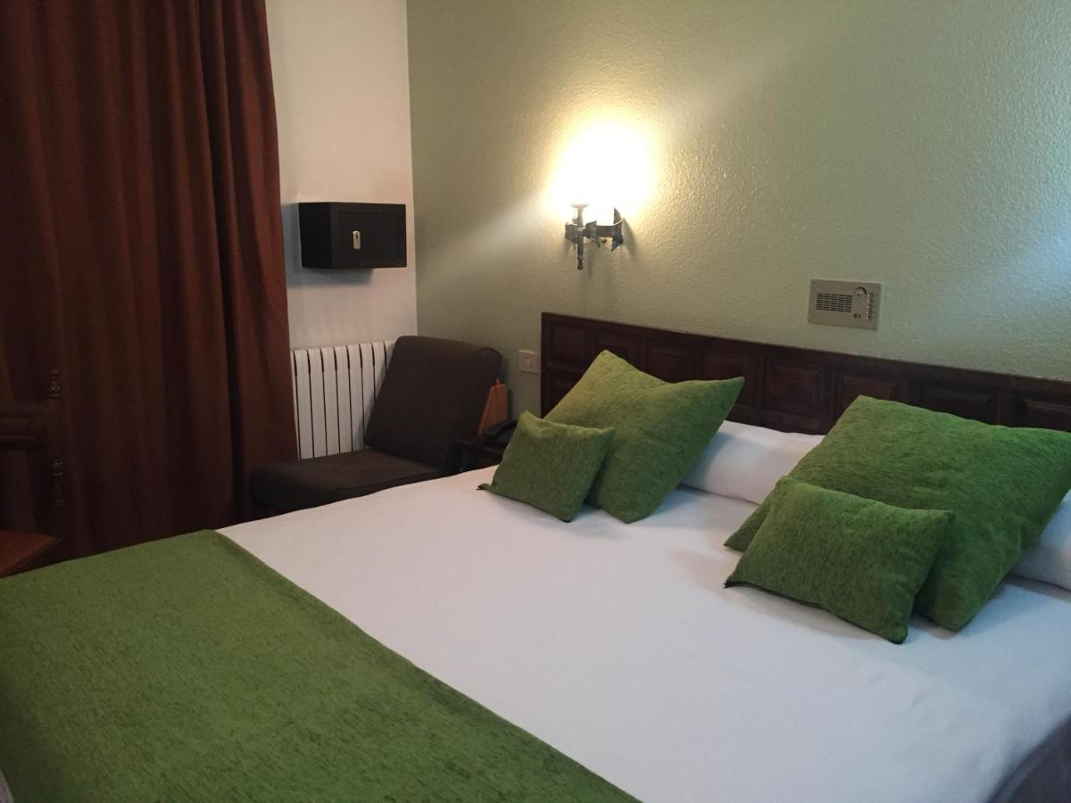 Hotel Folch Sant Julia de Loria Bagian luar foto