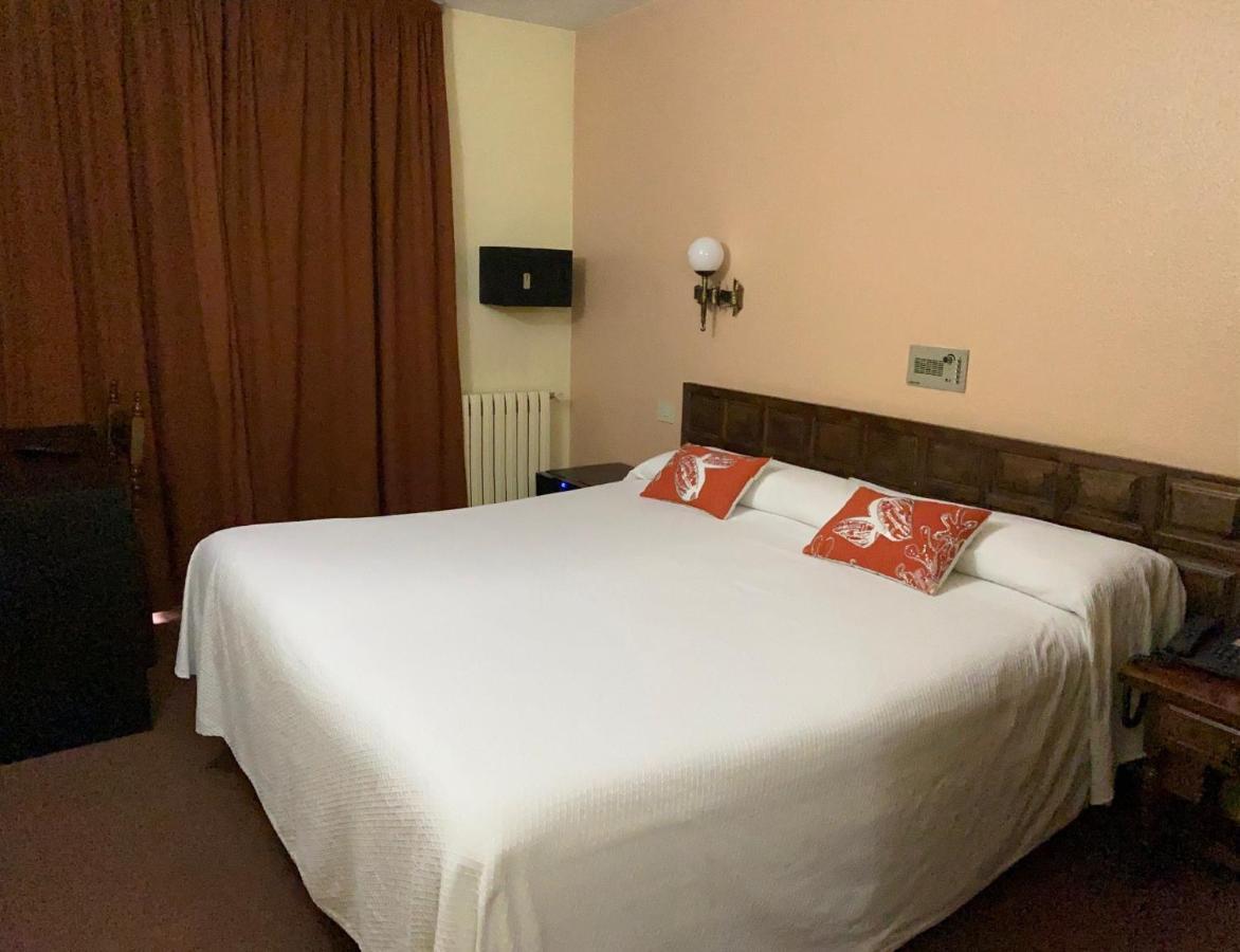 Hotel Folch Sant Julia de Loria Ruang foto