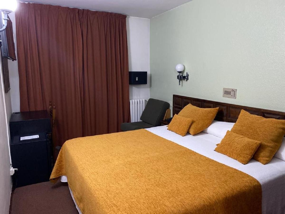 Hotel Folch Sant Julia de Loria Bagian luar foto