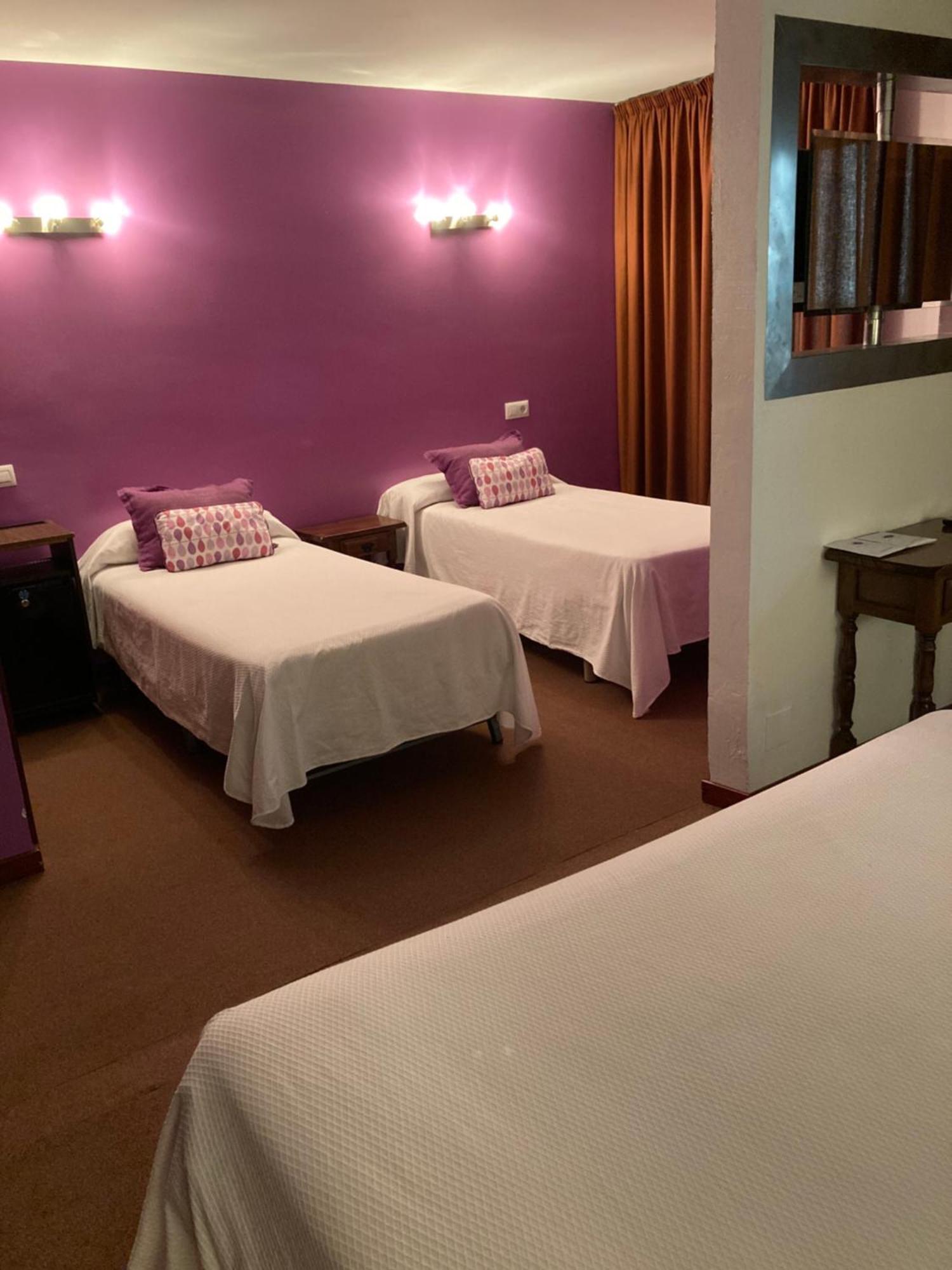 Hotel Folch Sant Julia de Loria Ruang foto