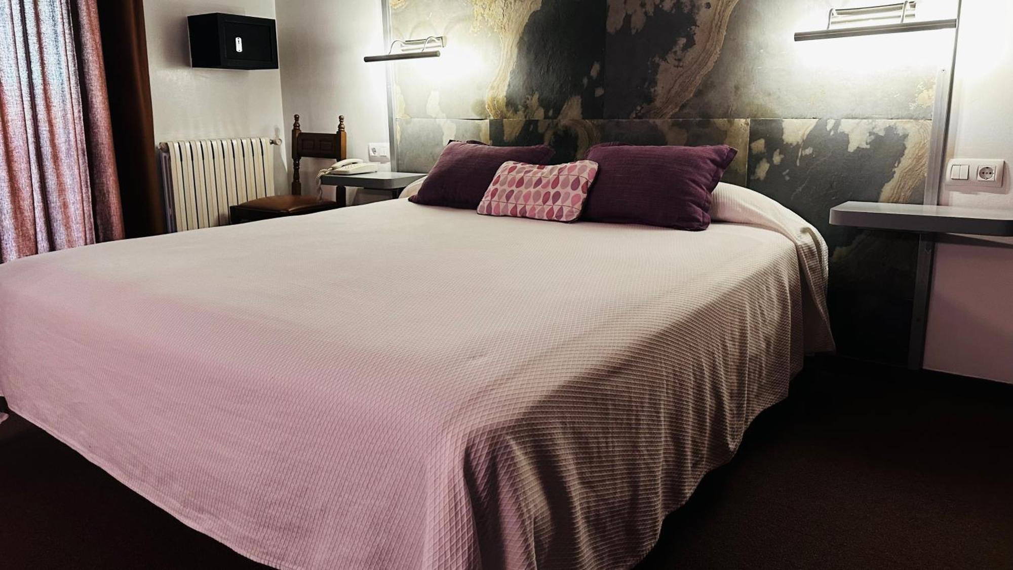 Hotel Folch Sant Julia de Loria Bagian luar foto