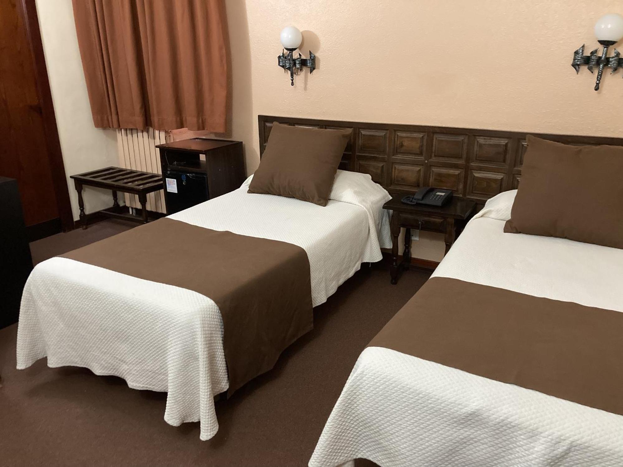 Hotel Folch Sant Julia de Loria Bagian luar foto