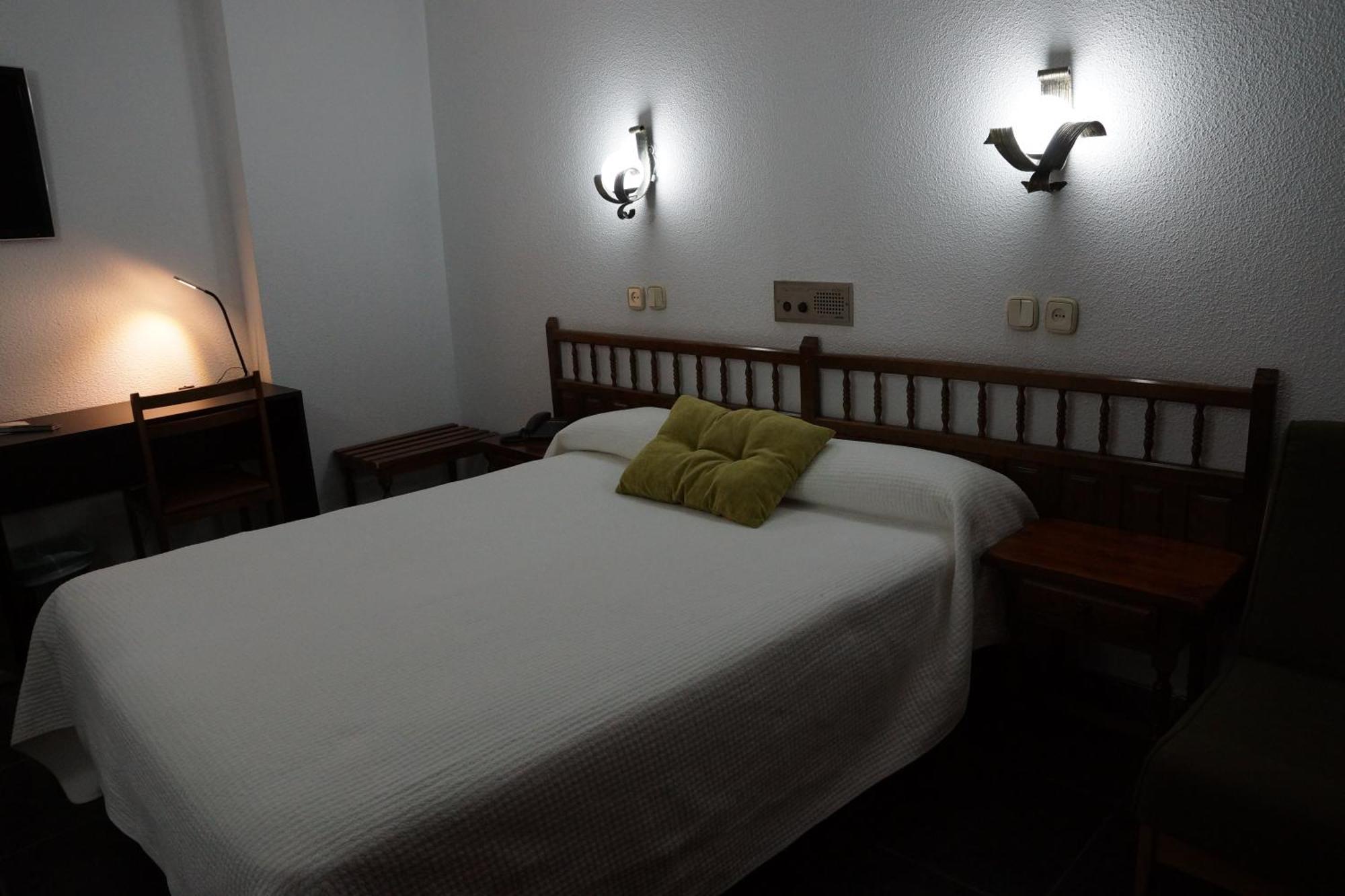Hotel Folch Sant Julia de Loria Ruang foto