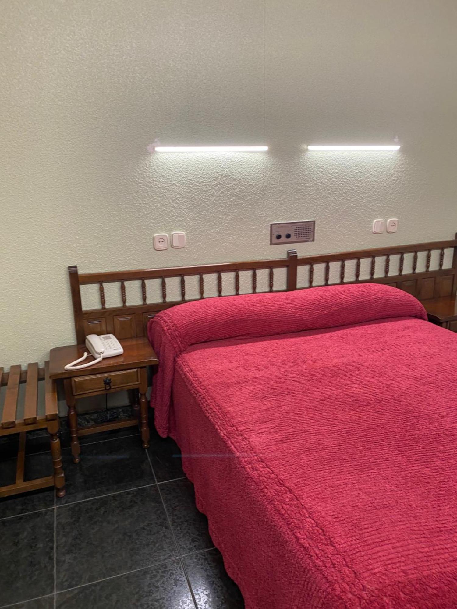 Hotel Folch Sant Julia de Loria Ruang foto