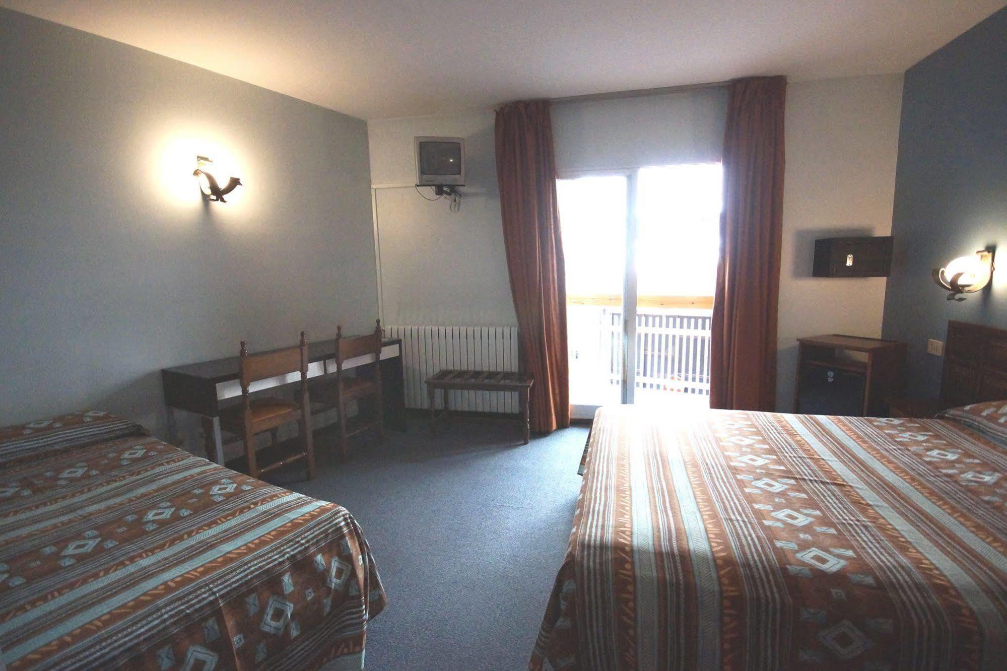 Hotel Folch Sant Julia de Loria Bagian luar foto