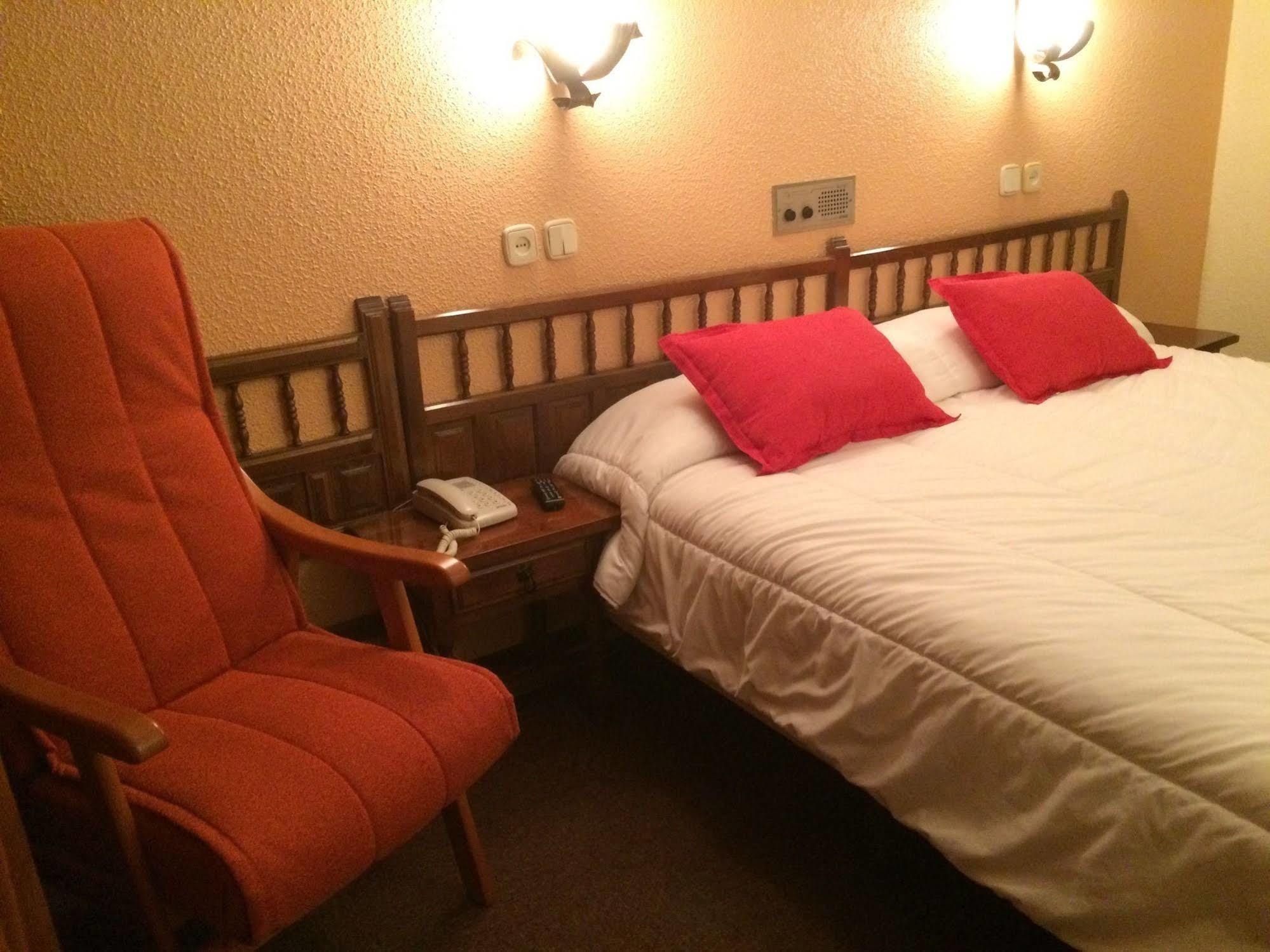 Hotel Folch Sant Julia de Loria Bagian luar foto