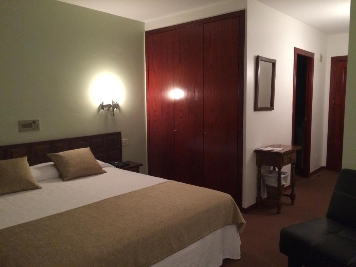 Hotel Folch Sant Julia de Loria Bagian luar foto