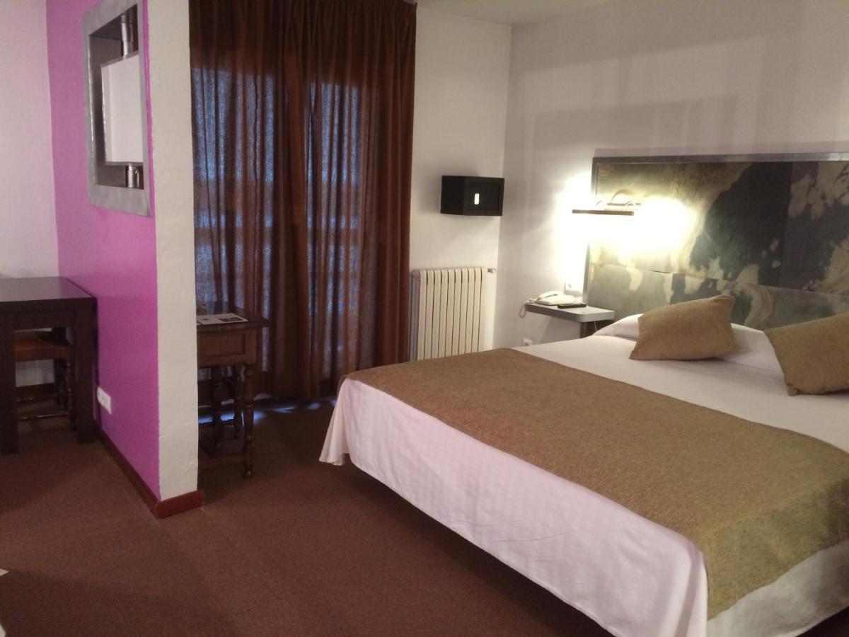 Hotel Folch Sant Julia de Loria Bagian luar foto